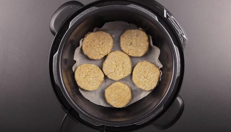 Vi spreder cookies på pergament.