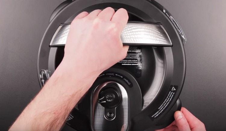 Luk låget på multikokken, og tænd for enheden.