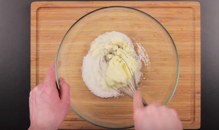 Bland smøret grundigt med sukker.