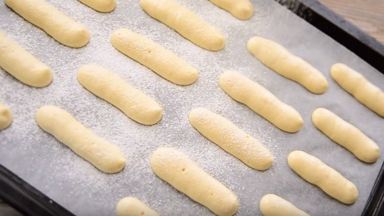 Drys emner til Savoyardi med pulveriseret sukker.