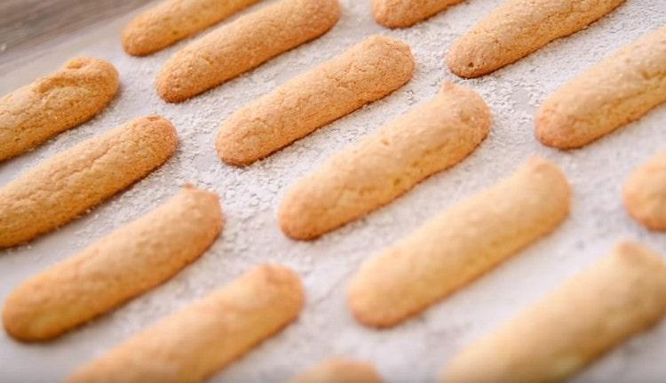 Cookies til tiramisu skal køle og tørre helt ved stuetemperatur.