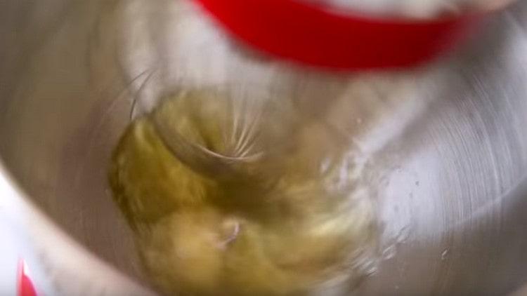 Sæt vineddik og salt til proteinerne, slå dem med en mixer.