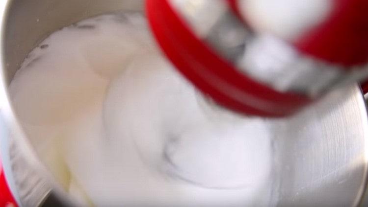 Vi introducerer pulveriseret sukker i proteinmassen og slå, indtil stabile toppe.