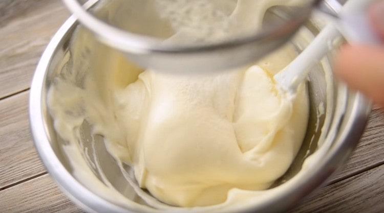 Sigt melet i den resulterende luftmasse og bland forsigtigt.