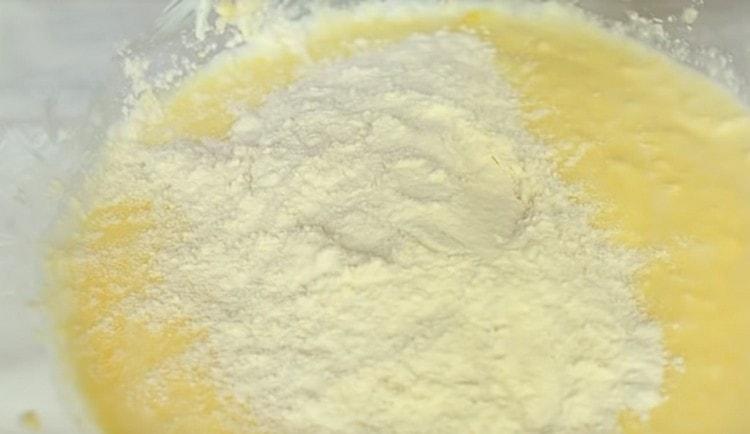 Přidejte mouku a promíchejte.