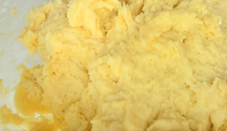 Těsto by mělo být měkké a lepkavé.