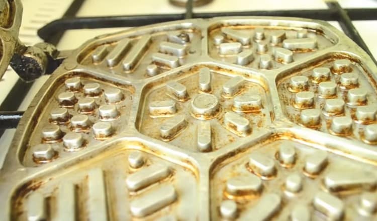 Je velmi důležité formu dobře zahřát a namazat olejem.