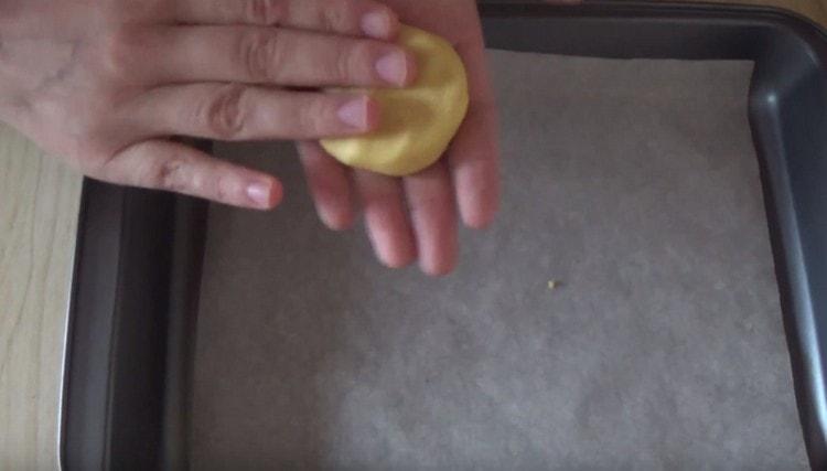 Kurabiye kek şeklinde oluştururuz.