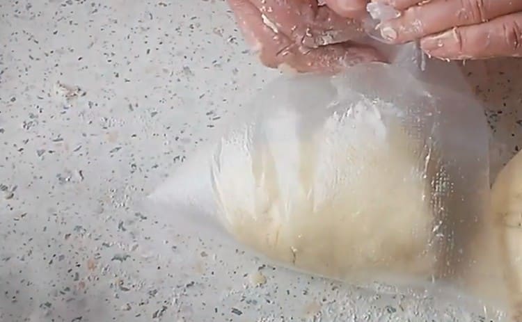 Сега тестото трябва да се постави в торбичка и да се изпрати в хладилника.