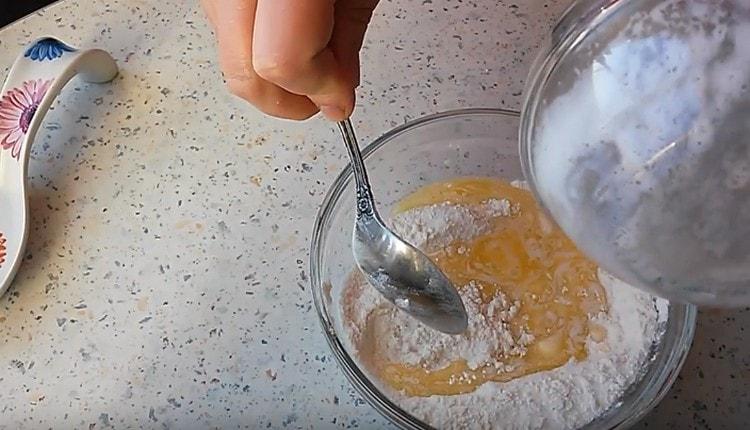 Добавете разтопеното масло.