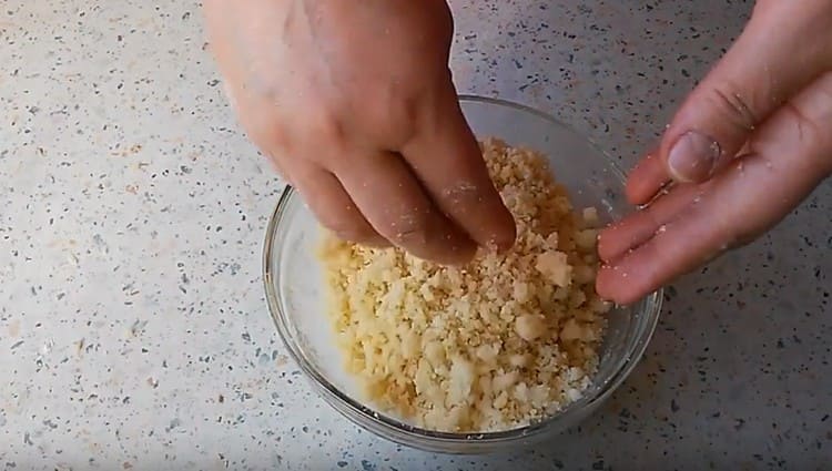 Ръчно разтрийте тази маса в трохи.