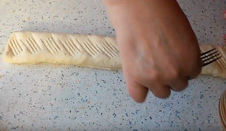 С вилица правим шаблон на руло.