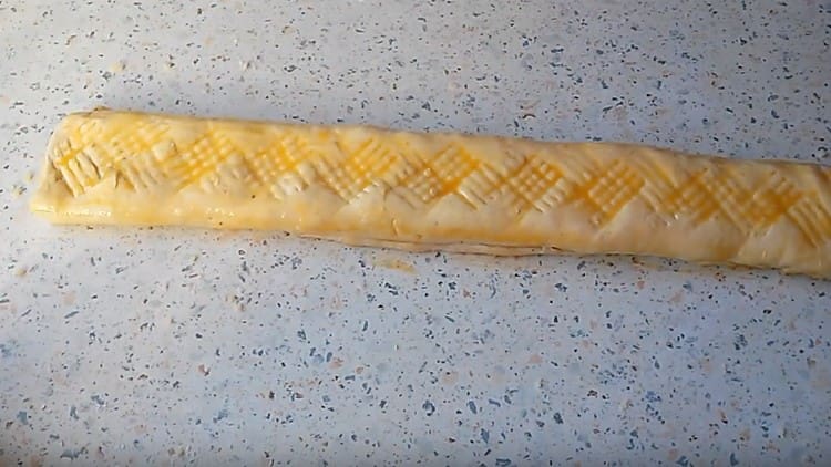 За руж, намажете детайла с разбит жълтък.