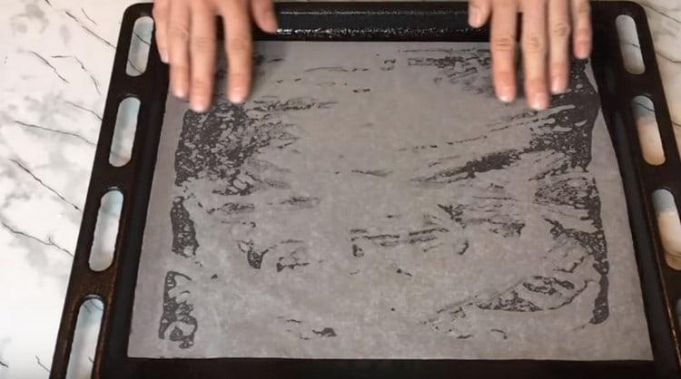 Покрийте листа за печене с пергамент и го намажете с олио.