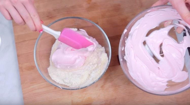 Amestecați ușor bezea în făina de migdale