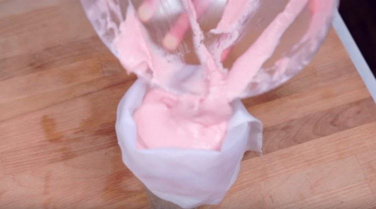 Transformăm aluatul într-o pungă de patiserie.