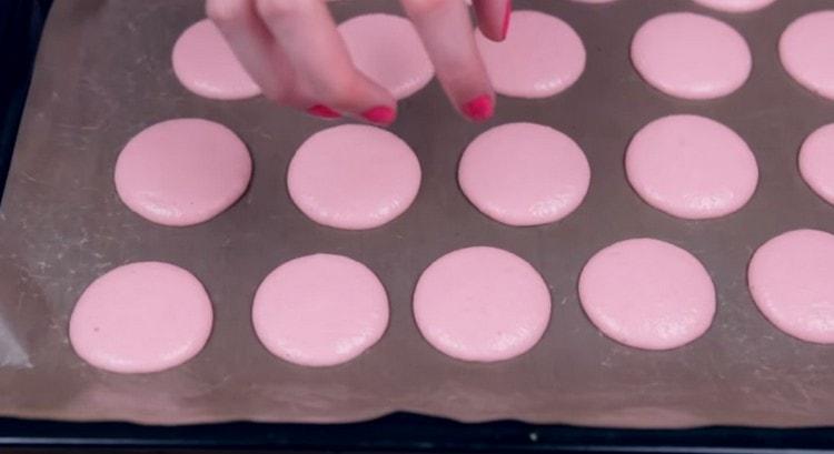 Piesele de lucru trebuie să stea la temperatura camerei timp de aproximativ o oră.