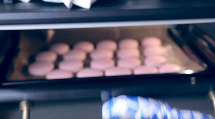 După ce fusta apare pe cookie, puteți deschide cuptorul pentru a elibera aer umed.