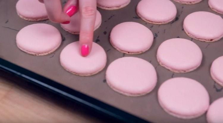 Macaroons gata scoatem din cuptor.