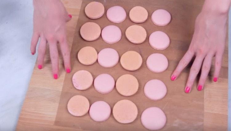 Pe pergament lăsăm prăjiturile să se usuce.