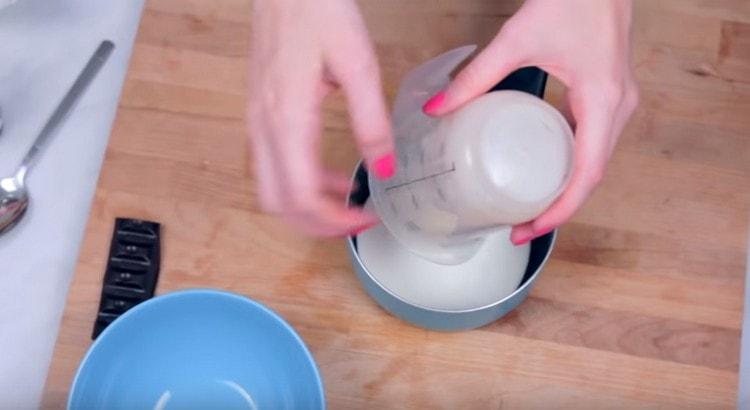 Pentru a pregăti umplutura, încălziți crema.