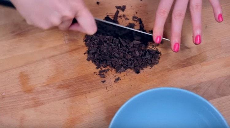 Se toaca fin ciocolata.