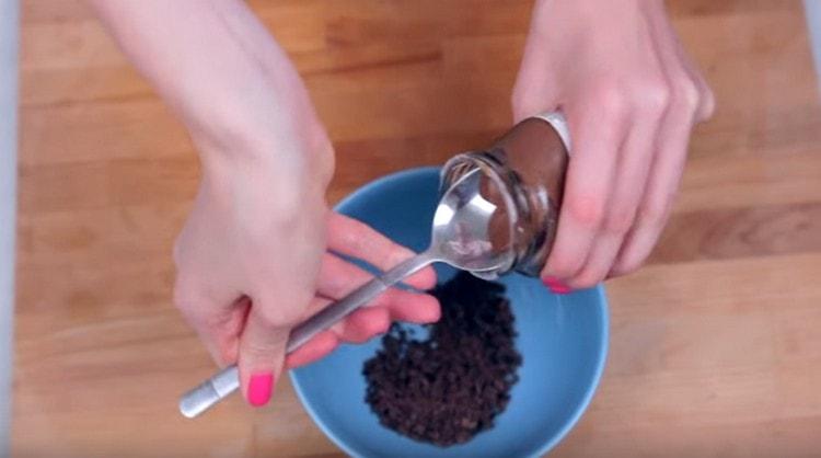 Adăugați nutella la ciocolata tocată.