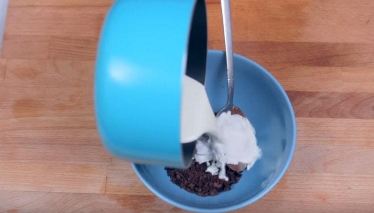 Turnați ciocolata cu nutella cu smântână fierbinte.