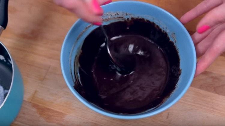 Amestecați masa până este netedă.