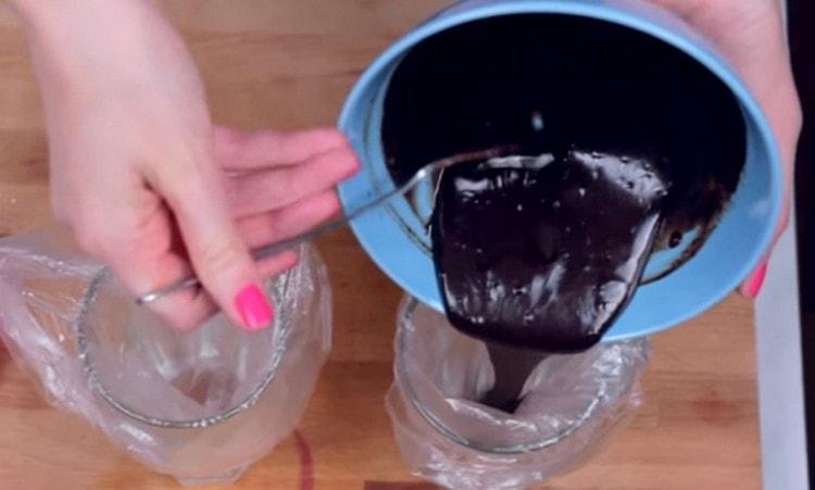 Transferăm ganache-ul final într-o pungă de patiserie.