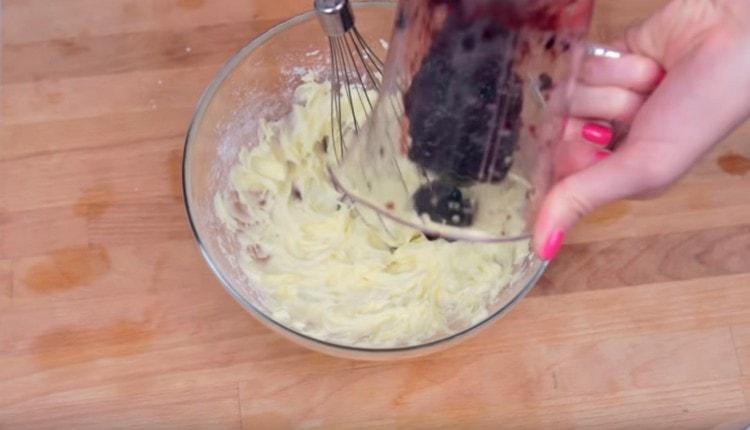 Introducem masa de boabe în ulei.