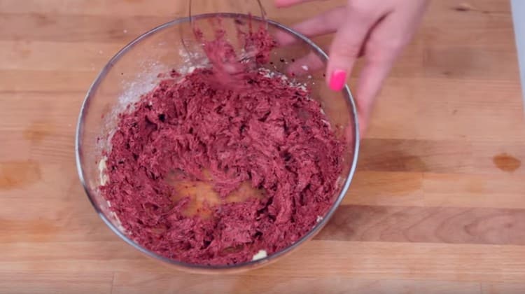 Bateți crema până se netezește.