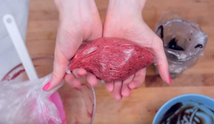 Această cremă este transmisă și la o pungă de patiserie.