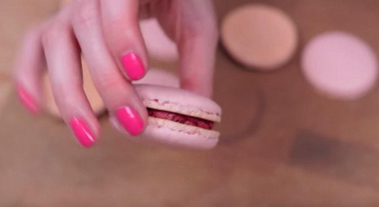 Acoperiți umplutura cu un al doilea billet.