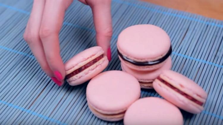 În mod ideal, prăjiturile cu macaroon ar trebui trimise peste noapte peste noapte la frigider.