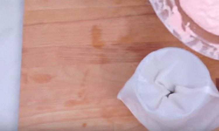 Pregătim în prealabil o pungă de cofetărie.