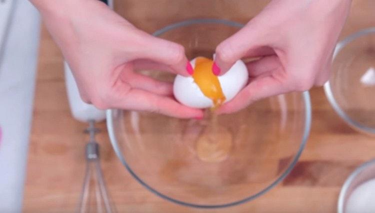 Separați cu grijă albusurile de gălbenușuri.