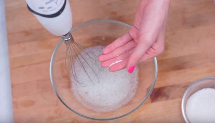 Bateti albusurile usor cu un mixer sau un blender.