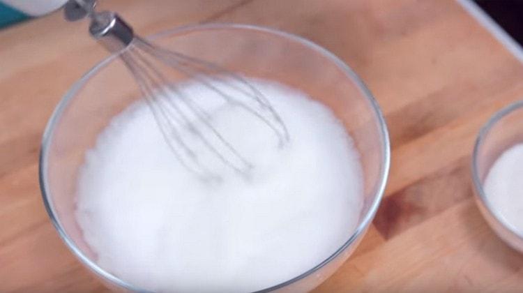 Odată cu adăugarea de acid citric, proteinele trebuie să fie bătute până la vârfurile ușoare.