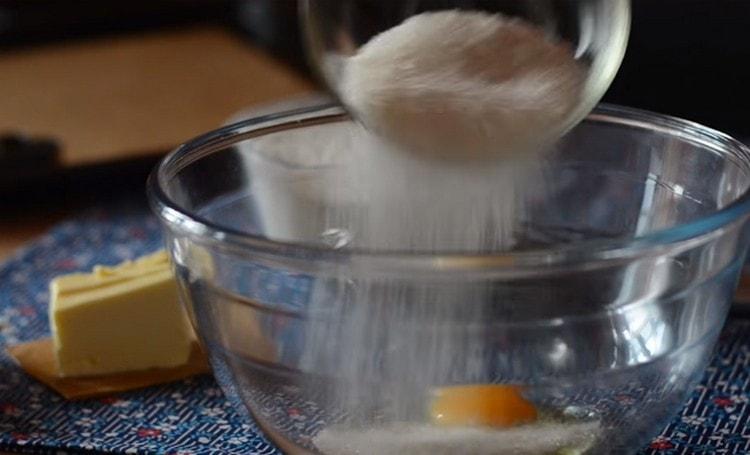 Vi slå ægget ud af skålen, tilsæt sukker.