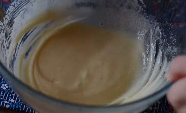 Bland sukkeret med ægget.