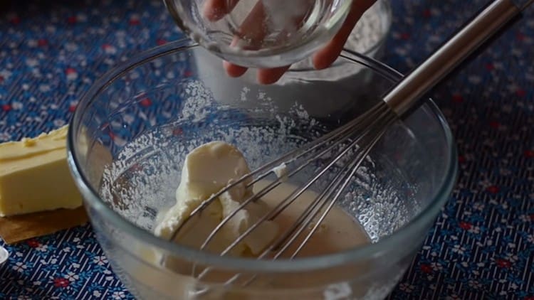 Tilsæt naturlig yoghurt og bland.