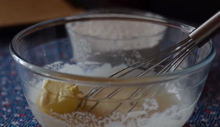 Vi tilsætter også soda og blødgjort smør.