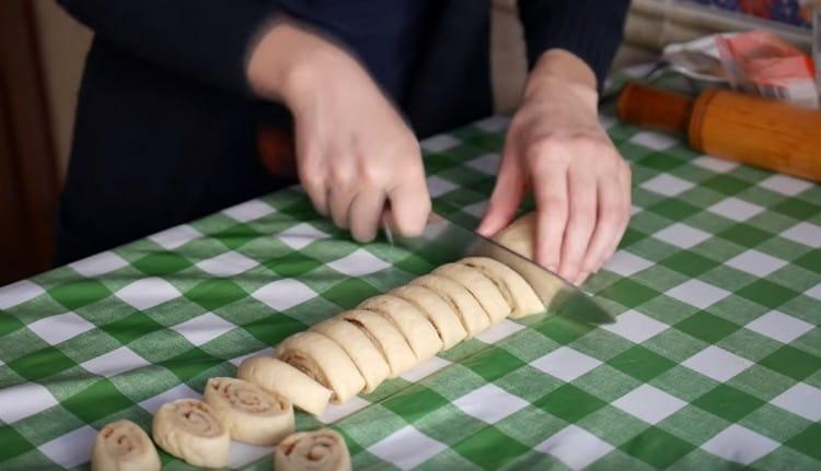 Tăiați aluatul în felii.