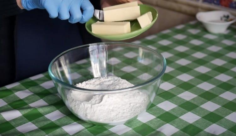 Întindeți untul feliat în făină.