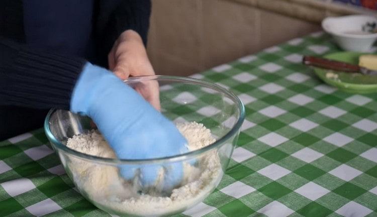 Se macină untul și făina în firimituri.