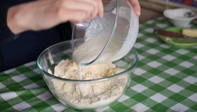 Combinăm componentele lichide cu cele uscate.