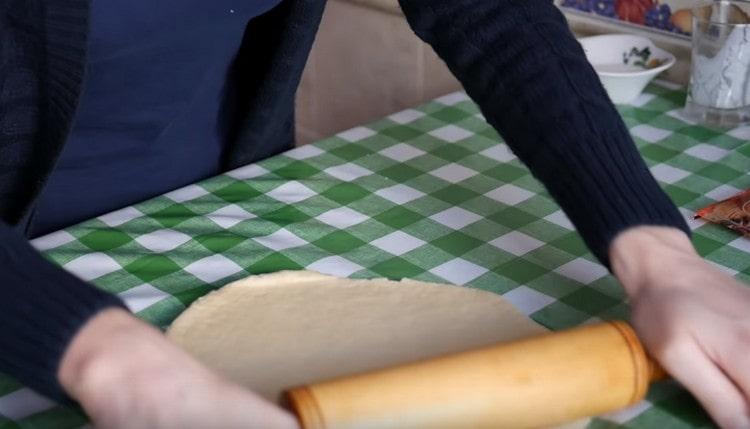 Rulează subțire aluatul rezultat.