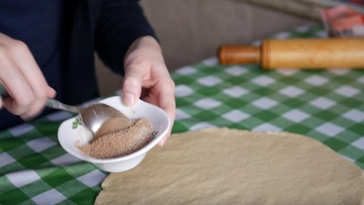 Se amestecă scorțișoara cu zahărul.