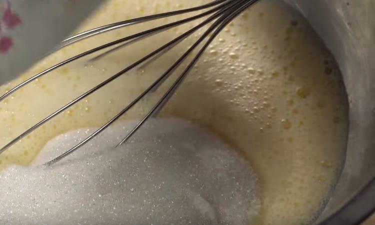 Agregue azúcar a la masa de huevo y leche.